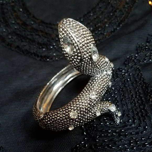 EUC GUESS Cleopatra Bracelet🌹 - Picture 7 of 8